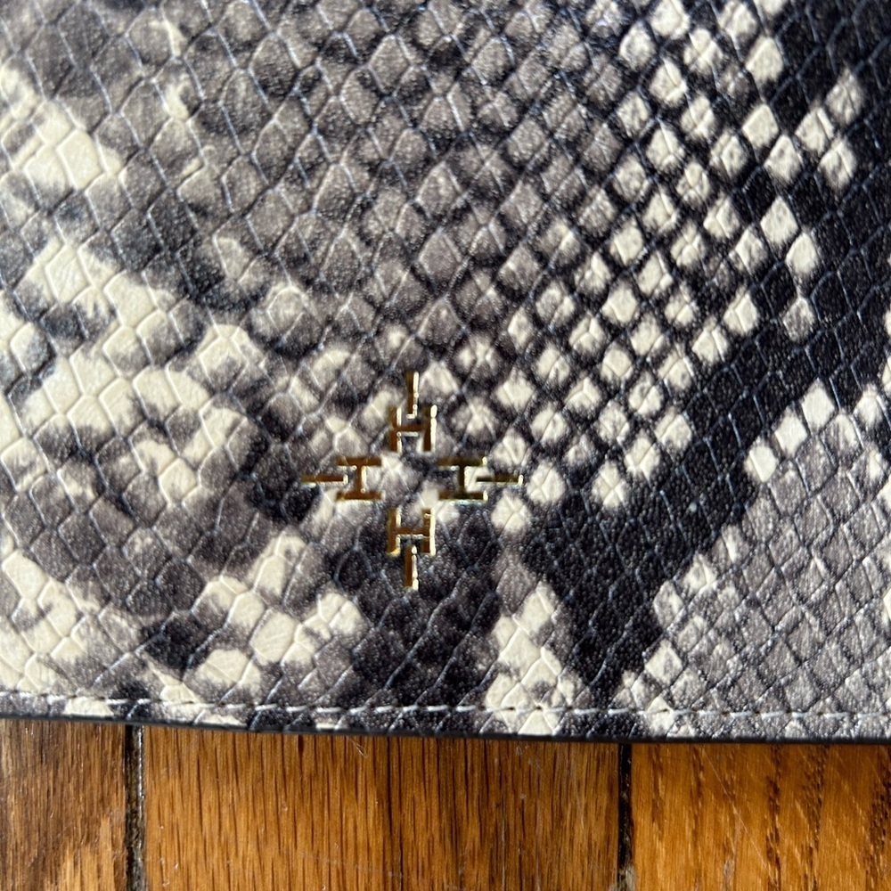 India Hicks Snakeskin Wristlet, BNWOT, 8.5” x 5.75” - Picture 3 of 8